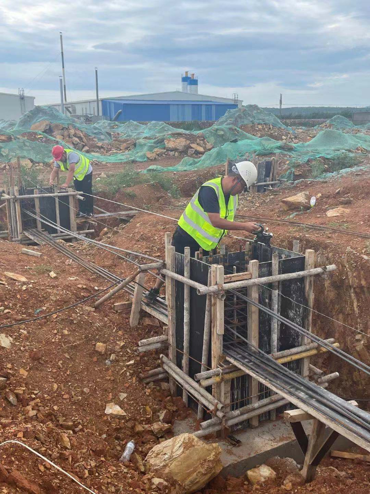 煙臺鋼構工業(yè)廠房華拓玻璃新材料地腳螺栓內部驗收—煙臺旭升鋼構